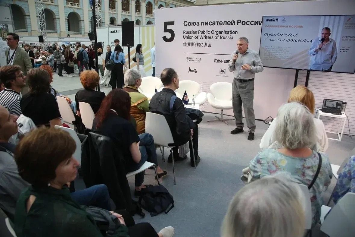 «Не всё простое — пустое, не всё сложное — ложное»: на площадке СПР ММКЯ прошла лекция Максима Жукова о современной поэзии