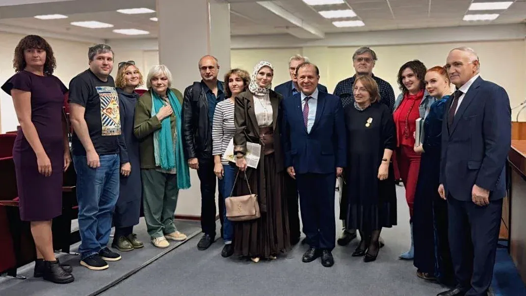 Поэтессу из Чечни Ингу Хаяури наградили за перевод «Гамлета» на чеченский язык