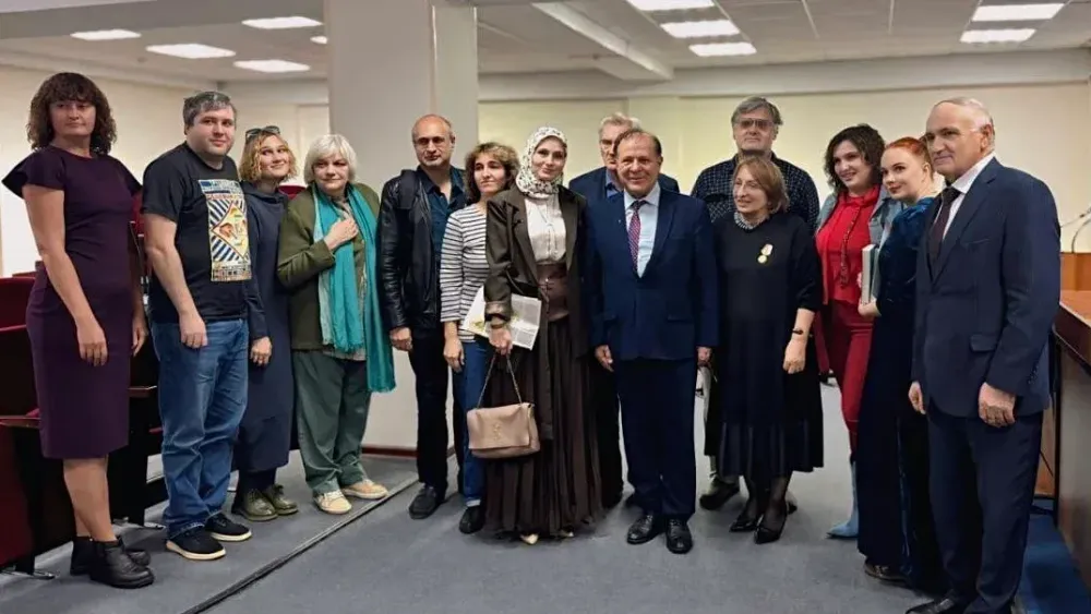 Поэтессу из Чечни Ингу Хаяури наградили за перевод «Гамлета» на чеченский язык