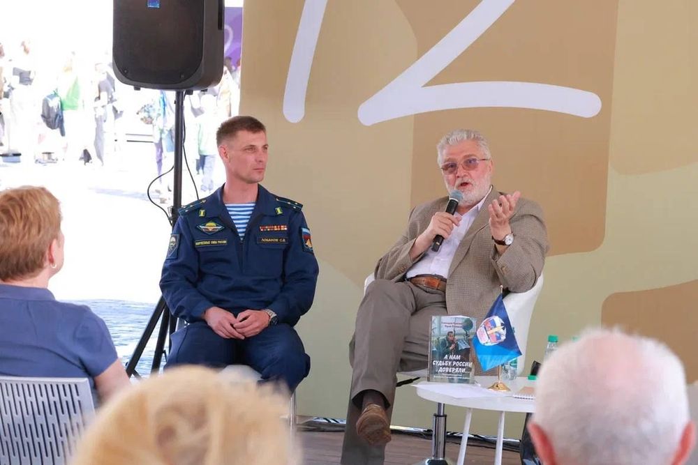 «Врожденный патриотизм»: как Юрий Поляков и поэт СВО Сергей Лобанов вернули фронтовую поэзию на Красную площадь