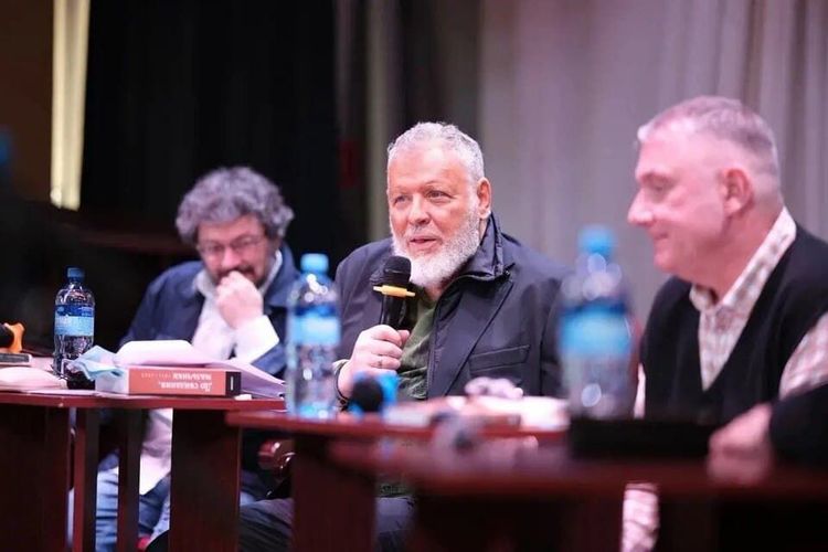 Когда сирень кипит со всех сторон