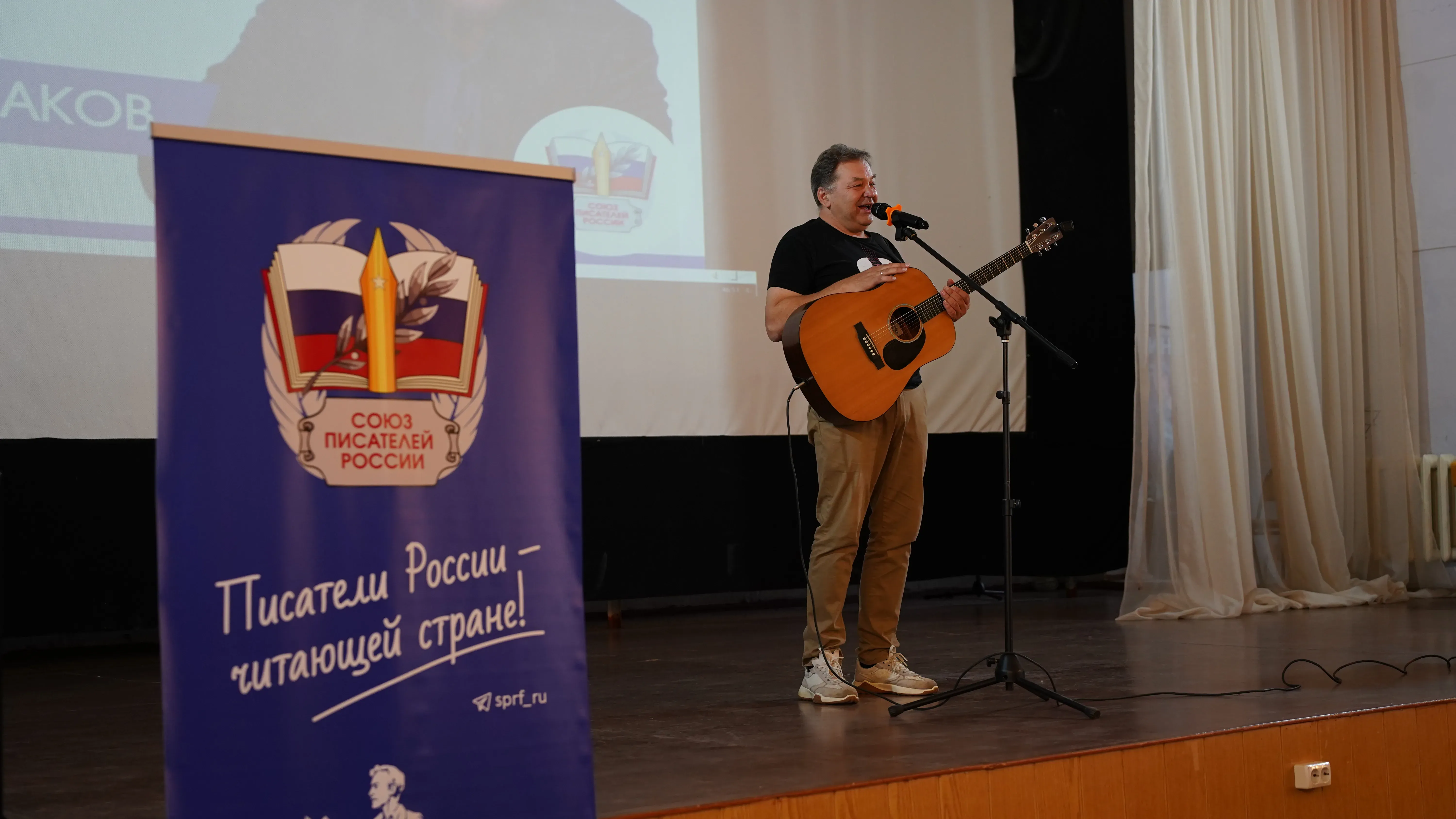 «Я видел лица, улыбки, слёзы». Поэт Алексей Витаков встретился с нашими бойцами в самарском госпитале